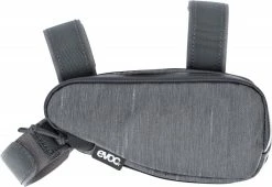 Evoc - Sacoche De Cadre 0,7 L - Bikepacking -Pas Cher Le Vélo Branché Magasin evoc sacoche de cadre 700 ml gris carbone perspective 4 3840x2160