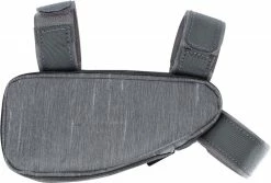 Evoc - Sacoche De Cadre 0,7 L - Bikepacking -Pas Cher Le Vélo Branché Magasin evoc sacoche de cadre 700 ml gris carbone perspective 5 3840x2160