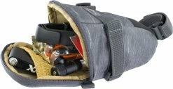 Evoc - Sacoche De Selle "Tour" 1L -Pas Cher Le Vélo Branché Magasin evoc sacoche de selle tour 1 l ouverte 3840x2160